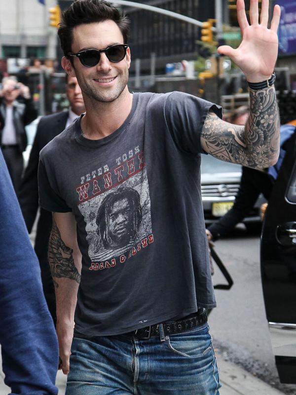 Wanita pasti akan histeris bisa melihat Adam Levine yang tampil selalu keren walau cuma pakai kaos dan celana jeans. | via: celebitchy.com