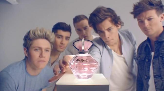 Jangan lupa cowo juga harus wangi seperti para member One Direction ini. | via: s2.dmcdn.net
