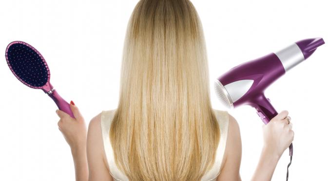 Jangan menggunakan hair dryer untuk mengeringkan rambut. | via: ladolcesalon.com