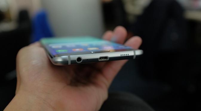 Bagian bawah Samsung Galaxy S6 Edge Plus (liputan6.com/Iskandar)