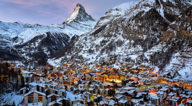 Menghabiskan musim dingin di Zermatt, kota kecil yang ada di kaki gunung Matterhorn, Valais, Swiss. via: travel.nationalgeographic.com
