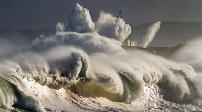 'Tergulung' ombak, El Sardinero, Cantabria, Spanyol. | via: travel.nationalgeographic.com