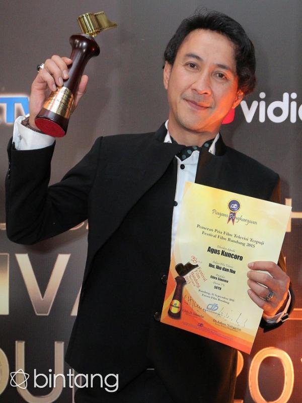 Aktor ternama Indonesia, Agus Kuncoro, berhasil menyabet penghargaan sebagai ‘Pemeran Pria FTV Terpuji’ di ajang Festival Film Bandung 2015 (FFB 2015) melalui akting sebuah FTV yang berjudul ‘Ibu, Ibu dan Ibu’. (Galih W. Satria/Bintang.com)