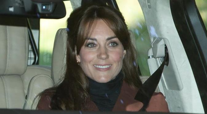 Gaya rambut baru Kate Middleton menggunakan poni. (foto: mirror.co.uk)