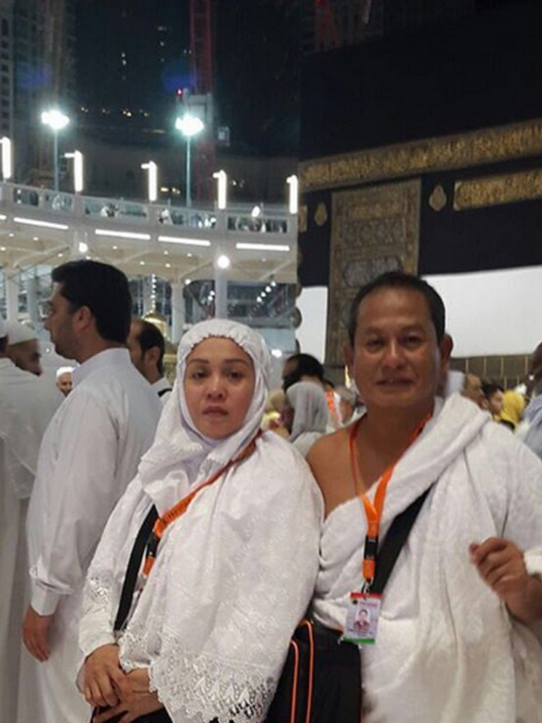Kedua orang tua Amel Carla di Makkah. (Instagram @amelcarla)
