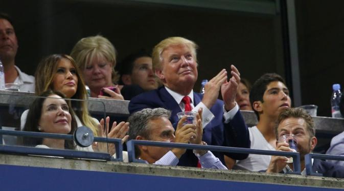 Donald Trump berada di tribun penonton turnamen AS Terbuka 2015. (Reuters/Jerry Lei)