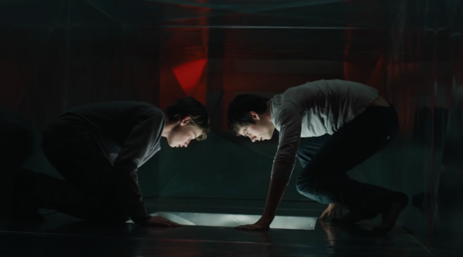 Thomas dan Aris mencoba menyelidiki keanehan yang terjadi di dalam labirin. Foto: 20th Century Fox