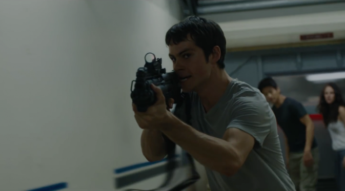 Aksi tembak yang dilakukan Thomas untuk melarikan diri dari labirin. Foto: 20th Century Fox