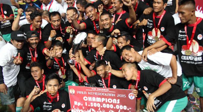 Pemain PMSM Medan merayakan gelar juara Piala Kemerdekaan setelah mengalahkan Persinga Ngawi di final di Stadion Gelora Bung Tomo, Surabaya, Minggu (13/9/2015) malam WIB. (Bola.com/Robby Firly)