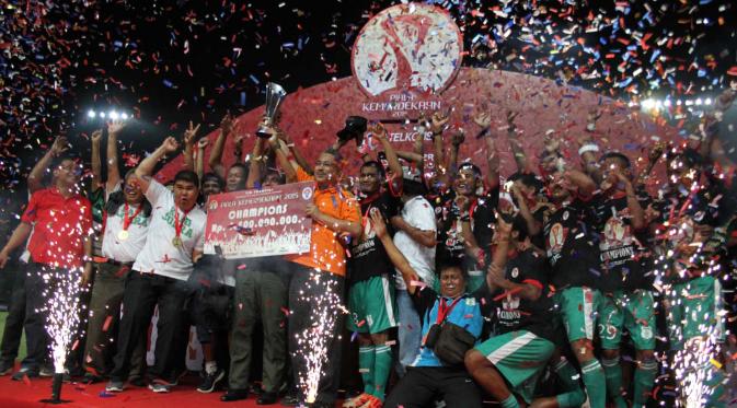 Pemain PSMS Medan meraih gelar juara Piala Kemerdekaan 2015. Minggu (13/9/2015). (Bola.com/Robby Firly)