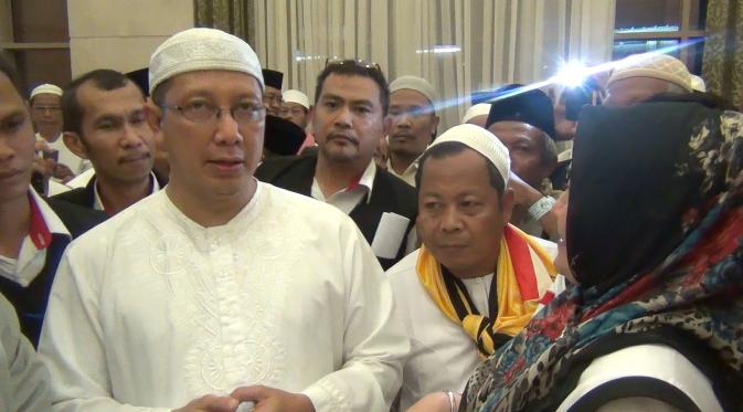 Tanpa aba-aba, para jemaah lalu menghambur ke arah Menteri Agama Lukman Hakim Saifuddin kala dia tiba di sana.