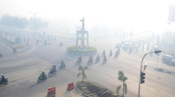 Pekanbaru, Riau sedang dilanda kabut asap akibat kebakaran hutan.