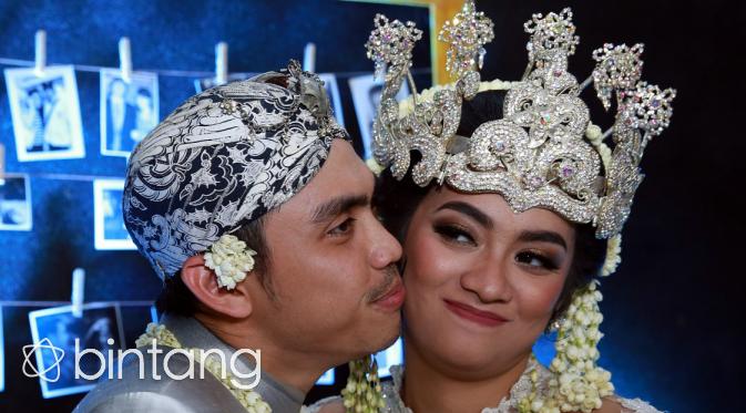 Ayudia Bing Slamet dan Ditto saat momen usai pernikahan mereka. (Deki Prayoga/Bintang.com)