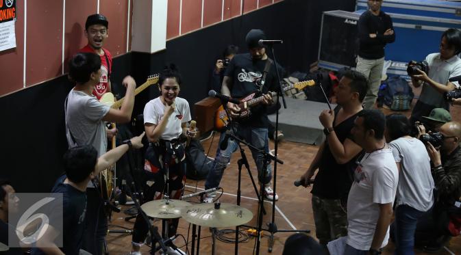 Suasana latihan jelang konser tunggal Andien bertajuk 'Metamorfosa', Jakarta, Senin (14/9/2015). Andien menggaet The Cash  yang terdiri dari Tora Sudiro, Vincent Rompies, Desta dan Ringgo Agus Rahman. (Liputan6.com/Herman Zakharia) 