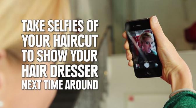 Selfie untuk memberitahu penata rambut di potong rambut berikutnya. (Via: youtube.com)