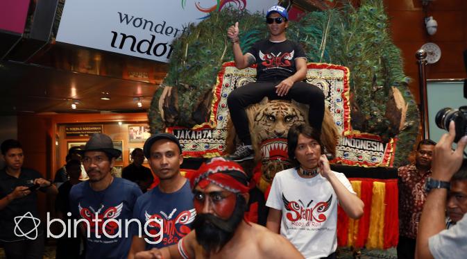 Slank seringkali mengusung keindahan budaya Indonesia lewat karya-karyanya. Kali ini Kaka, Bimbim, Ivanka dan juga Ridho memilih Reog Ponorogo sebagai bagian kolaborasi konser mereka. (Faathan Rangkuti/Bintang.com)
