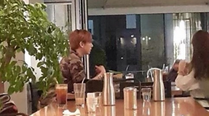 Hyunseung `B2ST` yang terlihat berkencan dengan seorang wanita di sebuah cafe di Seoul, Korea Selatan [foto: Korea Star Daily].              