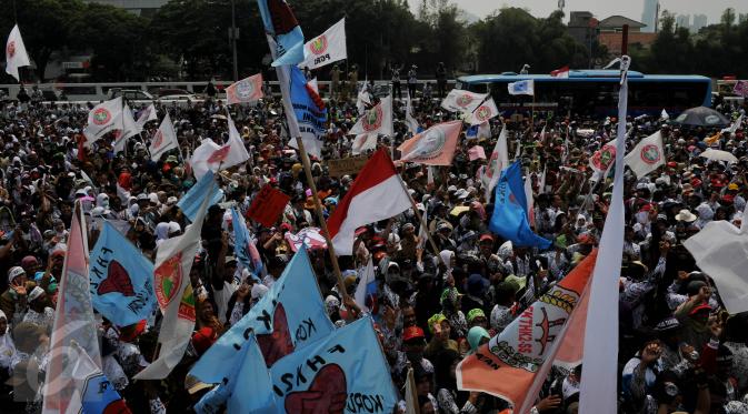 Ribuan guru honorer  dari Persatuan Guru Republik Indonesia (PGRI) menggelar aksi mogok dan unjuk rasa di depan gedung DPR/MPR, Jakarta, Selasa (15/9). Para guru itu menuntut Pemerintah mengangkat mereka menjadi PNS. (Liputan6.com/Johan Tallo)