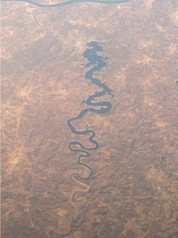 Sungai berbentuk naga di Portugal ini hebohkan warga Cina | Via: facebook.com