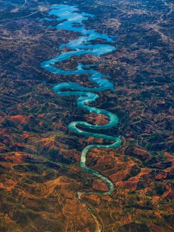 Sungai berbentuk naga di Portugal ini hebohkan warga Cina | Via: facebook.com