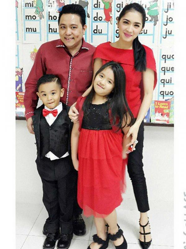 Angel Karamoy bersama Steven Rumangkang dan dua anaknya. [Foto: Instagram]