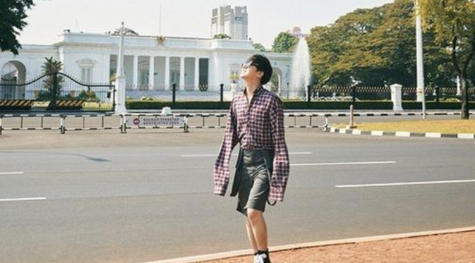 Yesung `Super Junior` dengan bangga berpose di depan Istana Negara yang terletak di Jalan Merdeka Utara, Jakarta.