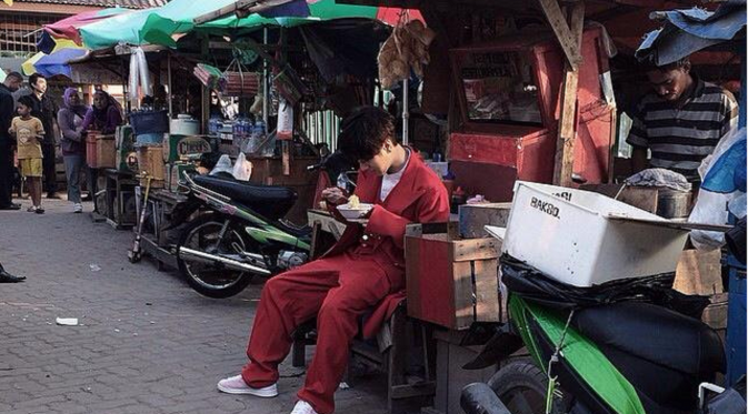 Yesung `Super Junior` saat menikmati semangkuk mie di sebuah sudut kota di Jakarta.