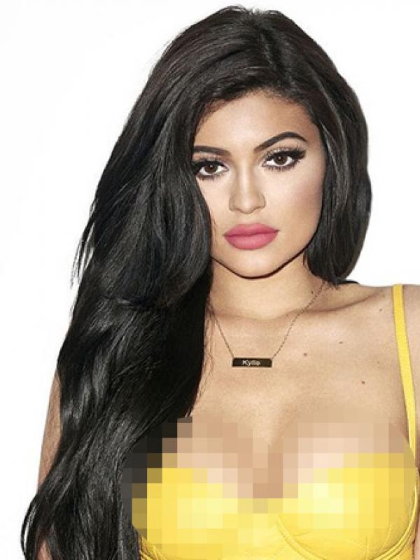 Seksinya Kylie Jenner berpose dengan busana minim (sumber foto: Mirror.co.uk)