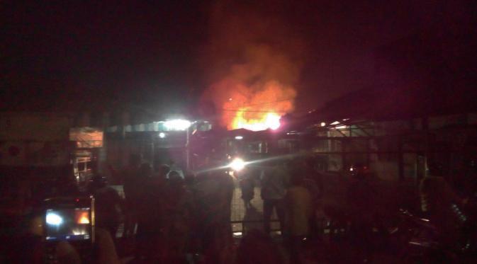 Si jago merah melalap Pasar Kayu Muntilan, Kabupaten Magelang, Jawa Tengah. (Liputan6.com/Edhie Prayitno Ige)