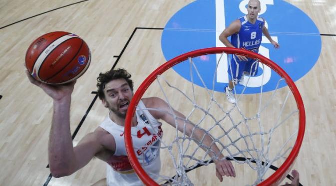 Pau Gasol melakukan aksi lay-up saat membela Spanyol menghadapi Yunani di perempat final Kejuaraan FIBA Eropa 2015.(AFP Photo/ Juan Carlos Hidalgo)