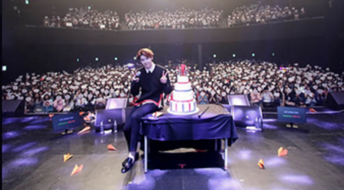 Lee Jong Suk rayakan ulang tahunnya yang ke 27 bersama penggemar dalam fan meeting di beberapa negara di Asia [foto; Korea Star Daily].