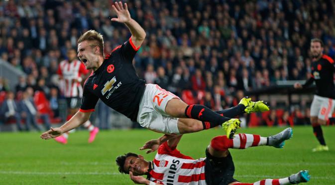 Bek Manchester United, Luke Shaw berteriak kesakitan saat di tekel bek PSV, Hector Moreno pada pertandingan Grup B Liga Champions di Stadion Philips, Belanda (16/9/2015). Kaki kanan Shaw dikabarkan patah setelah dilanggar. (Reuters/Andrew Couldridge)