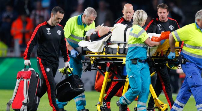 Luke Shaw ditanduh keluar lapangan usai di jegal Hector Moreno pada Liga Champions di Stadion Philips, Belanda (16/9/2015). Diperkirakan eks pemain Southampton itu harus absen lebih dari enam bulan. (Reuters/Andrew Couldridge)