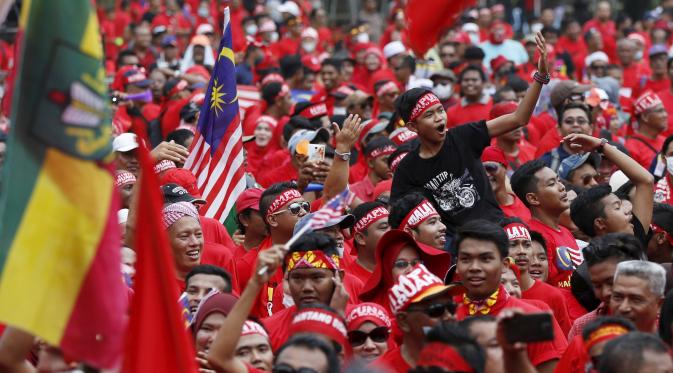 Demo Anti-Bersih 'merahkan' Malaysia. (Reuters)