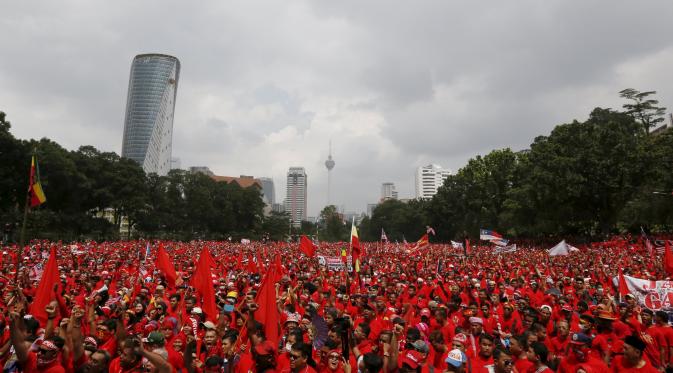 Demo Anti-Bersih 'merahkan' Malaysia. (Reuters)