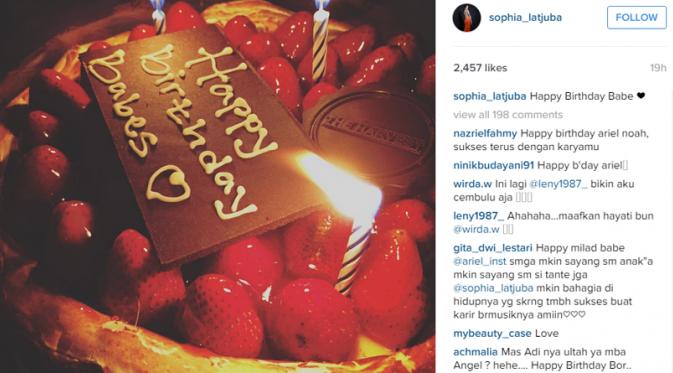 Sophia Latjuba memperlihatkan kue ulang tahun yang bertepatan di hari lahir Ariel NOAH. (foto: instagram.com/sophia_latjuba)