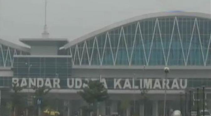 Akibat kabut asap makin pekat, sudah 3 kali dalam sepekan ini Bandara Kalimarau lumpuh.
