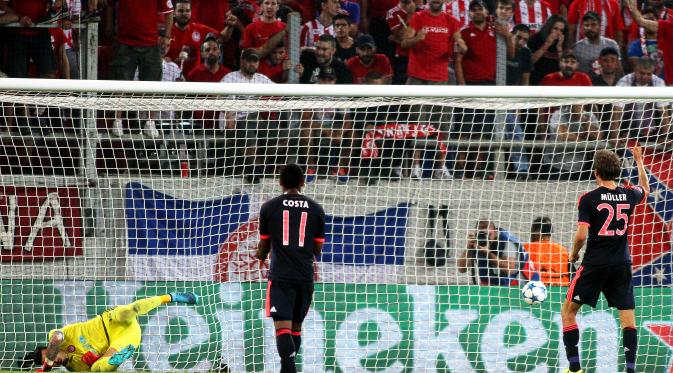 Ekspresi penyerang Bayern Munchen Thomas Muller (kanan) usai mencetak gol kedua (dari dua) ke gawang Olympiakos, pada laga Liga Champions, di Stadion Karaiskaki, Athena, Kamis (17/9/2015) dini hari WIB, yang berakhir 3-0. (EPA/ALEXANDROS VLACHOS)