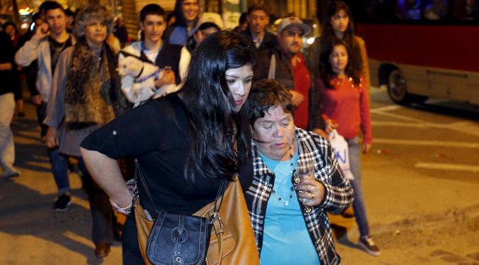 Warga di Valparaiso, Chile mulai mengungsi akibat gempa 8,3 SR. (Reuters)