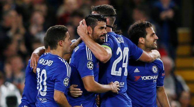 Pemain Chelsea menyambut Diego Costa setelah mencetak gol ketiga ke gawang Maccabi Tel-Aviv pada laga grup Liga Champions, di Stamford Bridge, London, Kamis (17/9/2015) dini hari WIB. (Reuters/Stefan Wermuth)