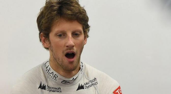 Pebalap Lotus, Romain Grosjean, tertangkap kamera tengah menguap lantaran menahan kantuk jelang balapan malam di GP Singapura.(Formula 1)