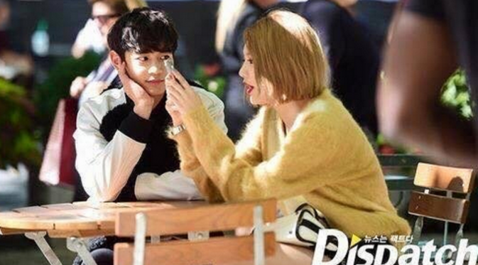 Minho terlihat memandang Sooyoung dengan penuh cinta [foto: Dispatch]