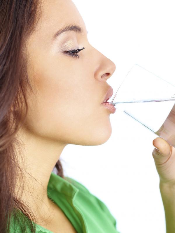 Lebih Baik Minum Air Putih | via: media1.popsugar-assets.com