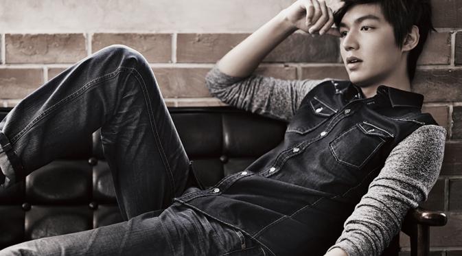 Lee Min Ho Tampak Stylis dengan Celana dan Jaket Jeans | via: 0.viki.io
