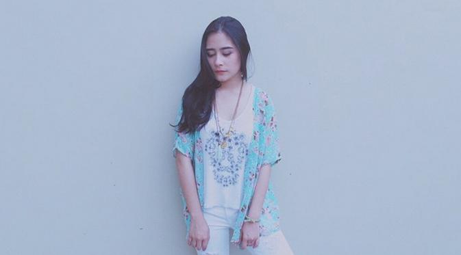 Prilly Latuconsina lebih memilih untuk berpenampilan sederhana akan tetapi tetap menarik. (via instagram.com/prillylatuconsina96)