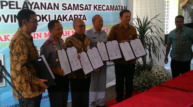 Gubernur DKI Ahok meresmikan layanan pembayaran pajak kendaraan bermotor di Kecamatan Penjaringan, Jakarta. (Liputan6.com/Ahmad Romadoni)