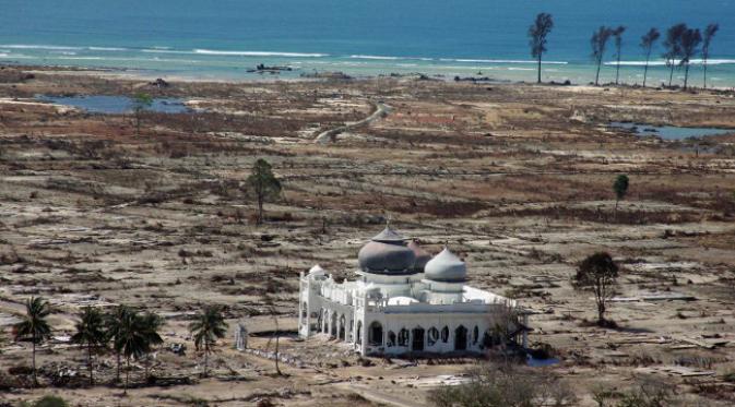 Masjid yang masih berdiri ditempa tsunami di Aceh. (foto: ABC.net)