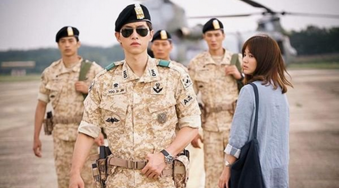 Telah lepas dari wajib militer, Song Joong Ki dengan bangga mengenakan seragam tentara PBB.