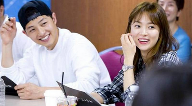 Song Joong Ki dan Song Hye Kyo saat melakukan proses awal syuting yaitu membaca naskah drama Descendants of the Sun [foto; AllKpop]