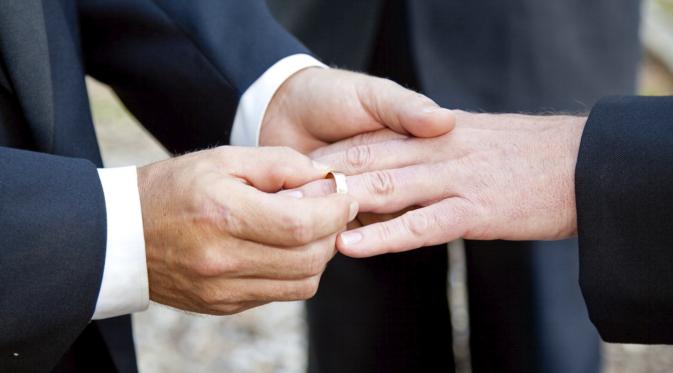 Para Gay yang Enggak Seberuntung Pernikahan Sejenis di Bali | via: huffpost.com